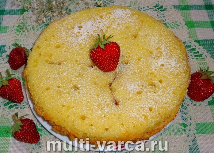 Пиріг зі свіжою полуницею в мультиварці
