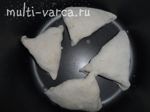 Пиріжки (трикутники) з бездріжджового тіста з м'ясом, грибами та яйцем