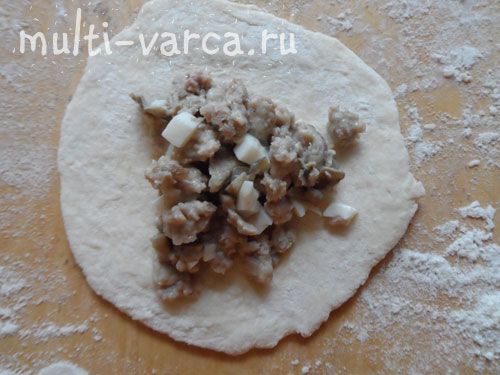 Пиріжки (трикутники) з бездріжджового тіста з м'ясом, грибами та яйцем