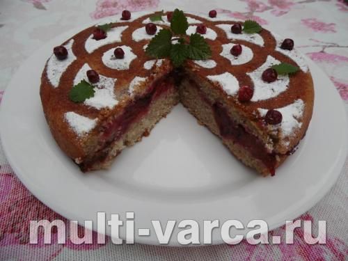 Пісний пиріг зі сливами та брусницею
