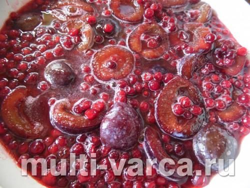 Пісний пиріг зі сливами та брусницею