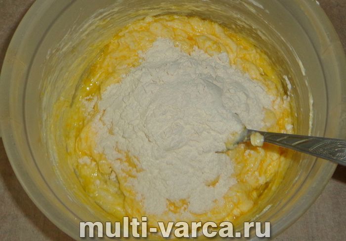 Пісочний пиріг із ягодами в мультиварці