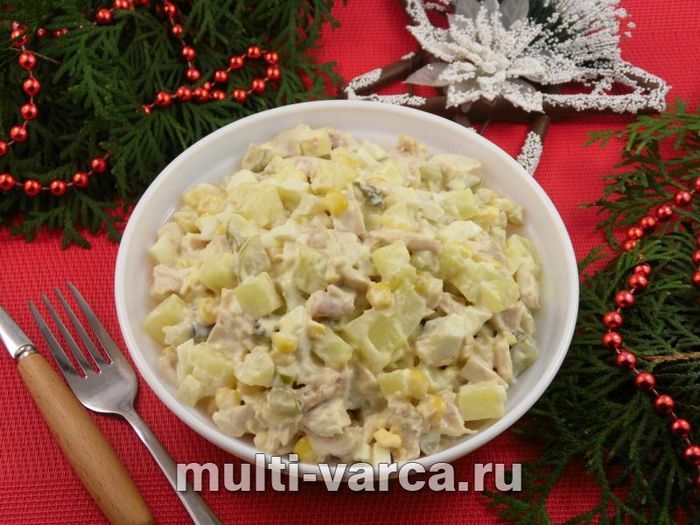 Салат із картоплею, куркою та солоними огірками
