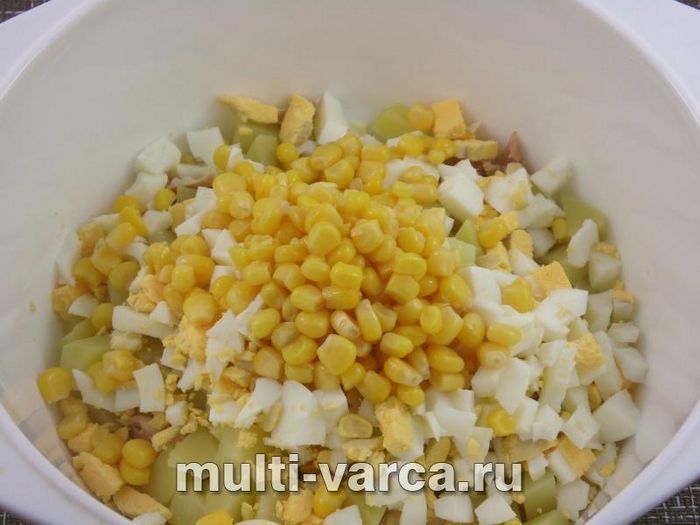 Салат із картоплею, куркою та солоними огірками