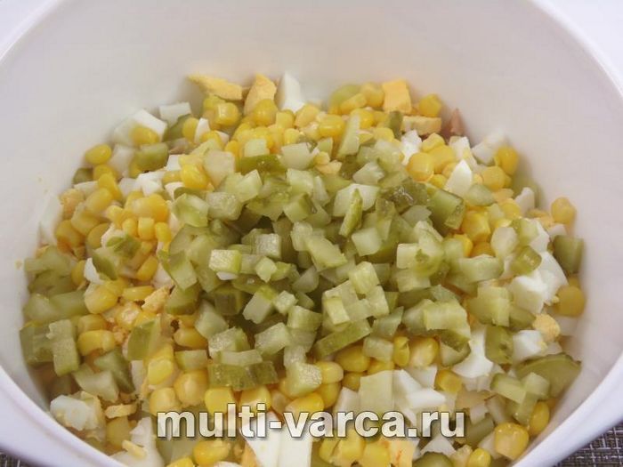 Салат із картоплею, куркою та солоними огірками