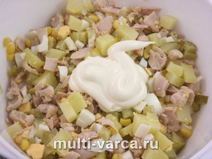 Салат із картоплею, куркою та солоними огірками