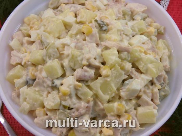 Салат із картоплею, куркою та солоними огірками