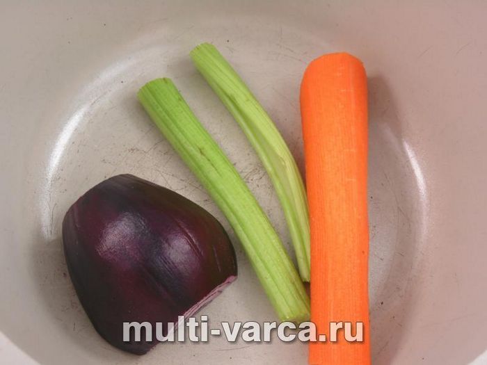 Салат із картоплею, куркою та солоними огірками