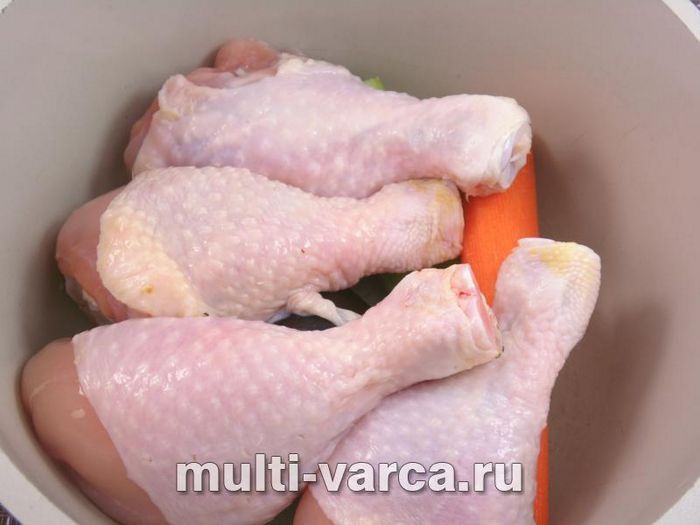 Салат із картоплею, куркою та солоними огірками