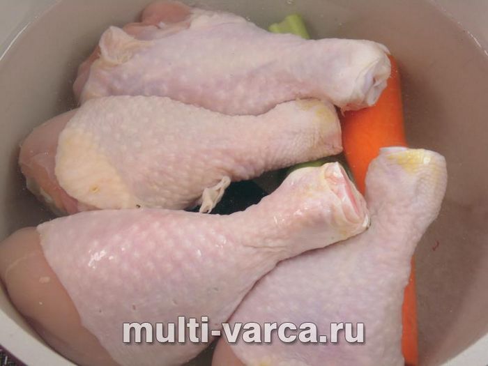 Салат із картоплею, куркою та солоними огірками