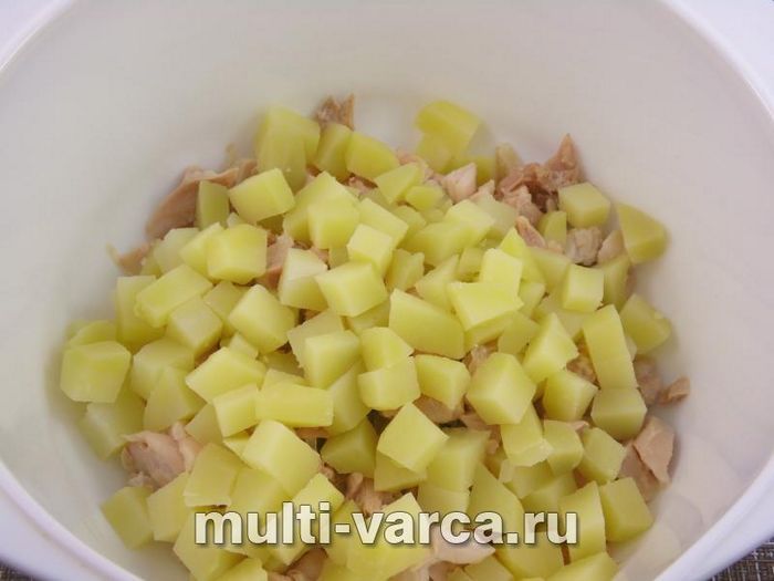 Салат із картоплею, куркою та солоними огірками