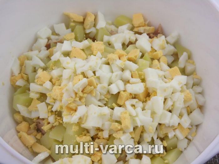 Салат із картоплею, куркою та солоними огірками