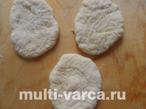 Смажені пиріжки з капустою та грибами в мультиварці