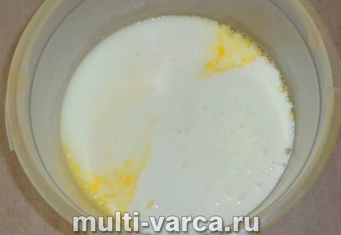 Заливний пиріг на кефірі в мультиварці