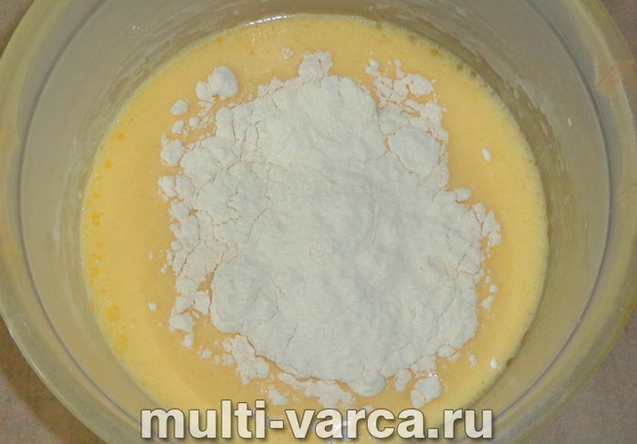 Заливний пиріг на кефірі в мультиварці