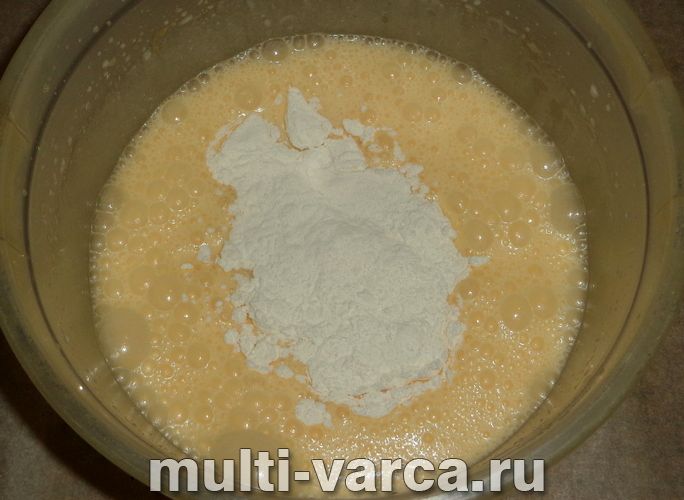 Заливний пиріг зі сливами в мультиварці