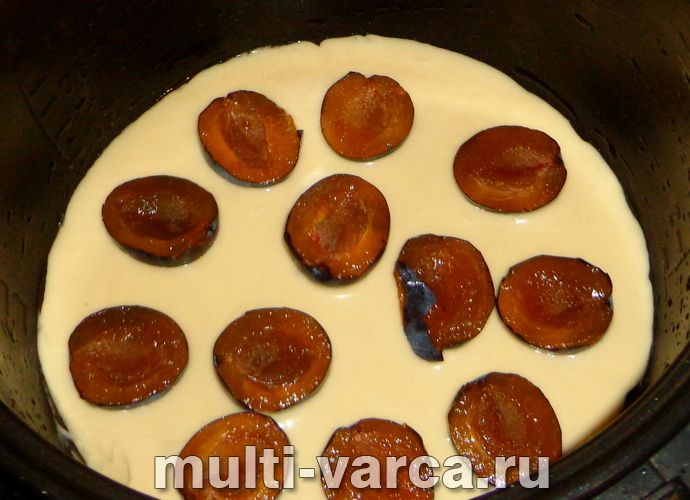 Заливний пиріг зі сливами в мультиварці