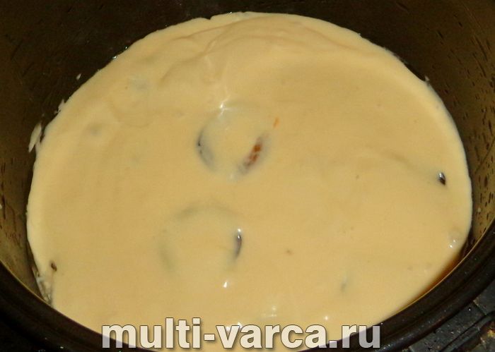 Заливний пиріг зі сливами в мультиварці