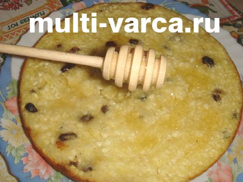 Запіканка з кисломолочного сиру з родзинками та медом у мультиварці