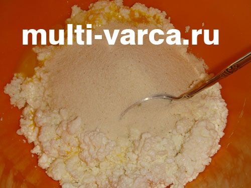 Запіканка з кисломолочного сиру з родзинками та медом у мультиварці