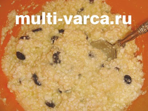Запіканка з кисломолочного сиру з родзинками та медом у мультиварці