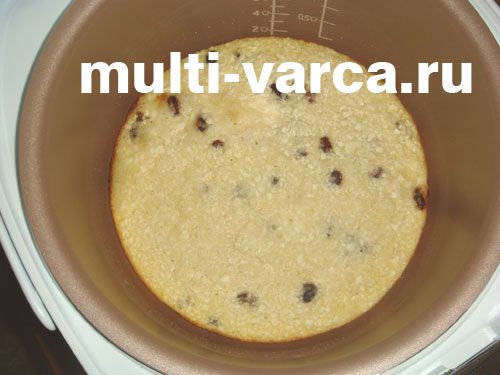 Запіканка з кисломолочного сиру з родзинками та медом у мультиварці