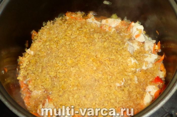 Булгур з овочами та куркою в мультиварці