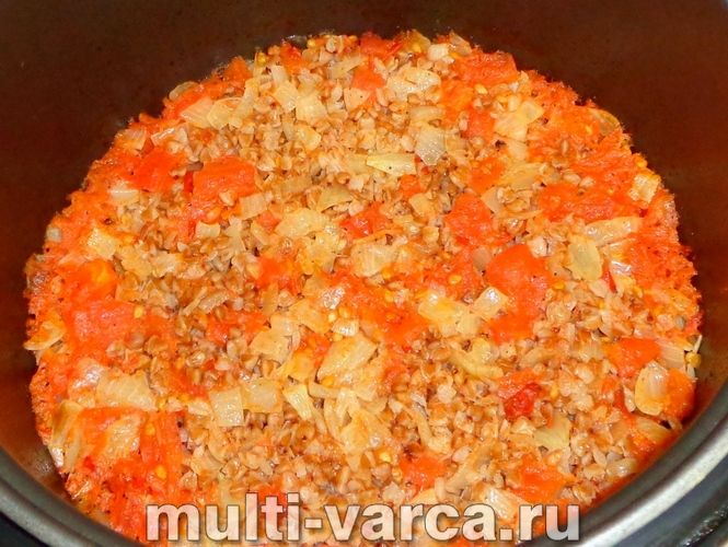 Гречка з помідорами та цибулею в мультиварці