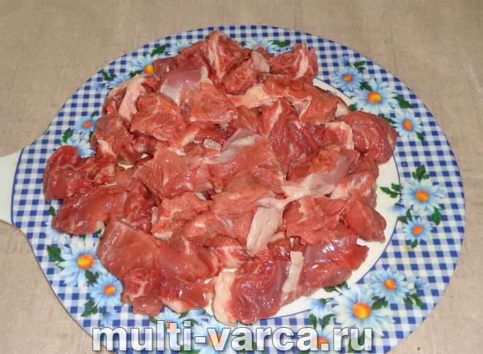 Гуляш із телятини в мультиварці з соусом