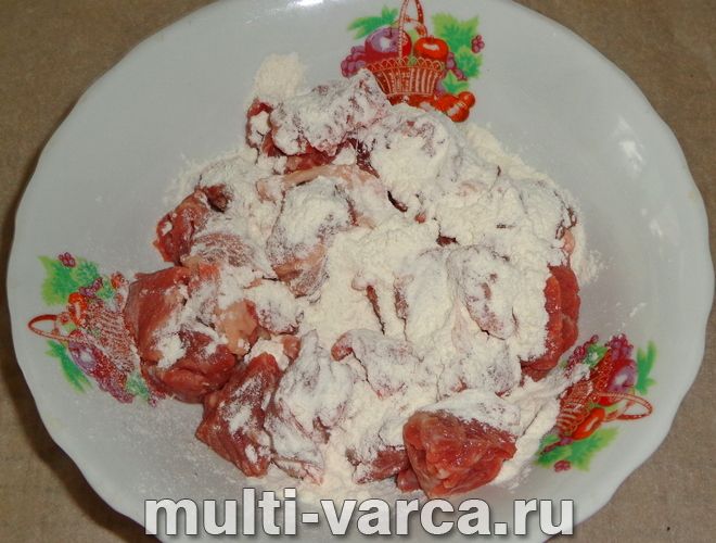 Гуляш із телятини в мультиварці з соусом