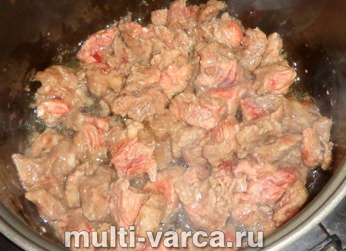 Гуляш із телятини в мультиварці з соусом