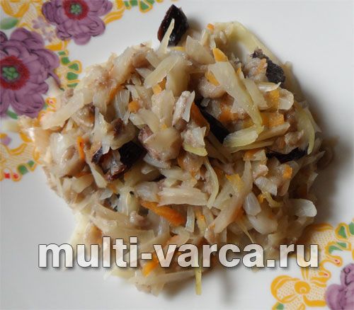 Капуста, тушкована з грибами та чорносливом