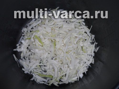 Капуста, тушкована з грибами та чорносливом