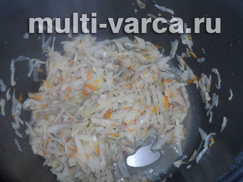 Капуста, тушкована з грибами та чорносливом