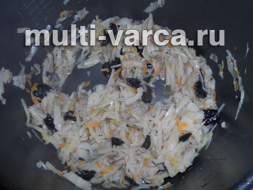 Капуста, тушкована з грибами та чорносливом