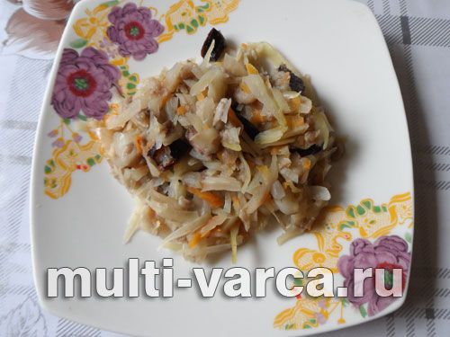 Капуста, тушкована з грибами та чорносливом