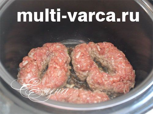 Котлети з фаршу з яйцем зверху в мультиварці