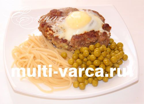 Котлети з фаршу з яйцем зверху в мультиварці