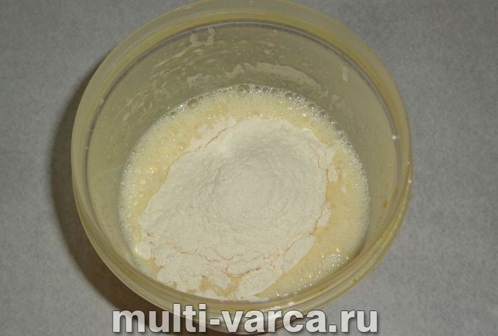 Коврижка на кефірі в мультиварці