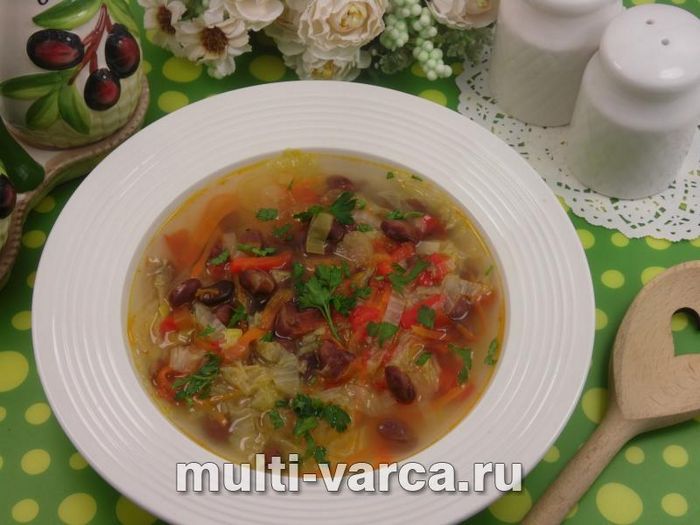 Курячий суп з овочами та квасолею