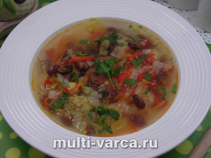 Курячий суп з овочами та квасолею