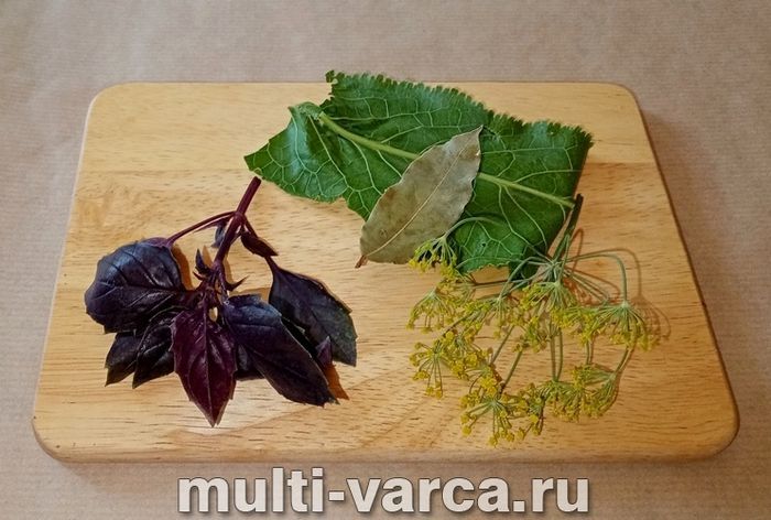 Огірки з базиліком на зиму