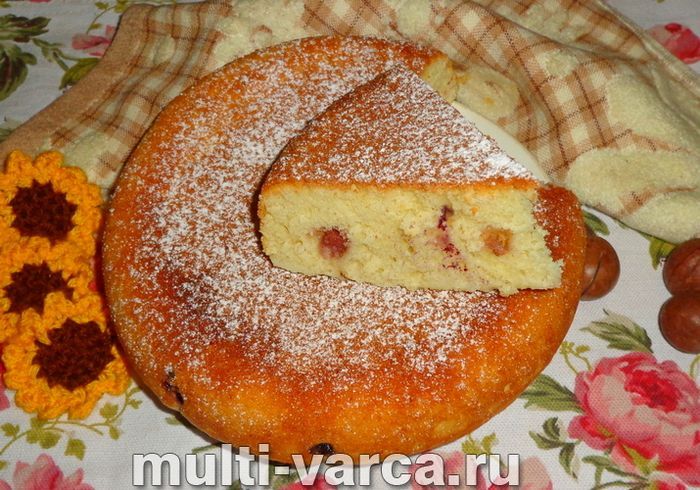 Пиріг на кефірі з ягодами в мультиварці