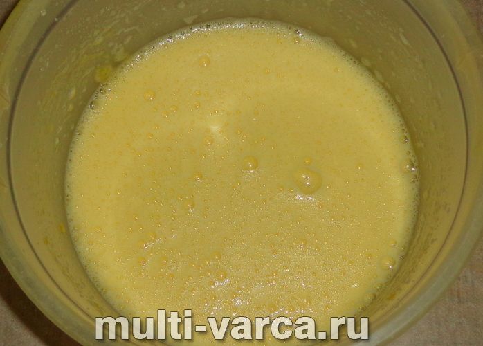 Пиріг на кефірі з ягодами в мультиварці