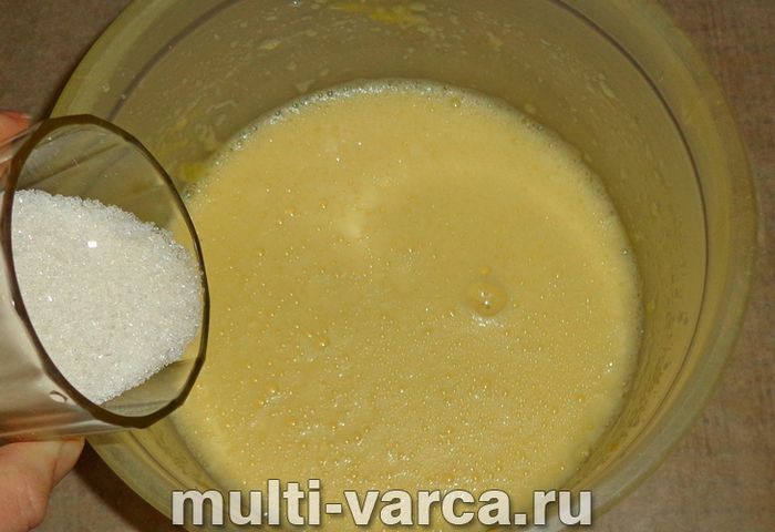 Пиріг на кефірі з ягодами в мультиварці