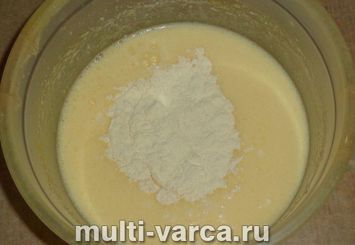 Пиріг на кефірі з ягодами в мультиварці