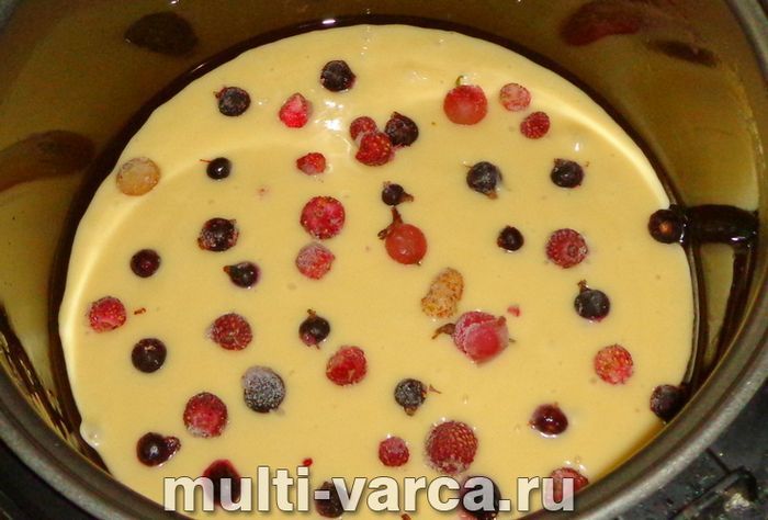 Пиріг на кефірі з ягодами в мультиварці