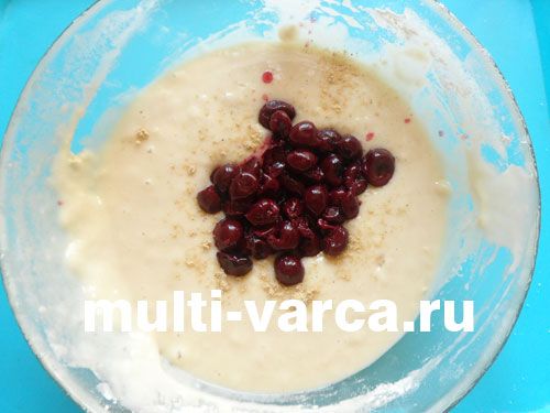 Пісний кекс з імбиром і вишнею в мультиварці