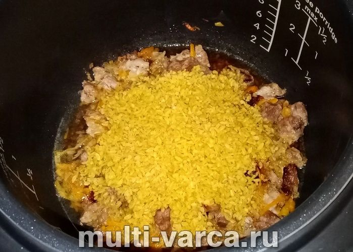 Плов із булгура зі свининою в мультиварці