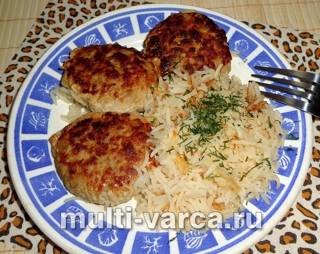 Рис із котлетами в мультиварці